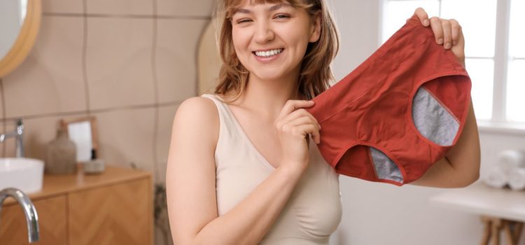 jeune-femme-tenant-une-culotte-menstruelle-dans-la-salle-de-bain